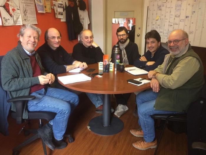 Participantes de la reunión Personas en mesa posan para foto