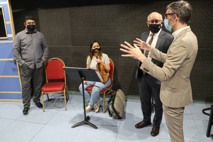 Recorrida del ministro Pablo da Silveira en nuevas instalaciones del Sodre. Personas conversando.