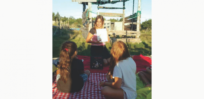 Docente al aire libre leyendo a adolescentes