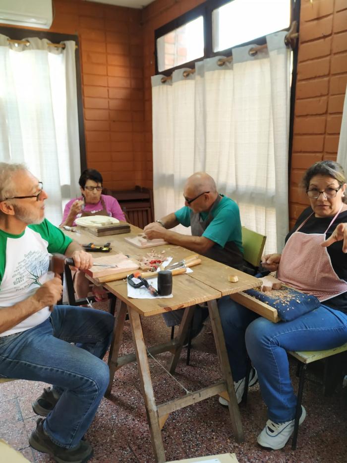 Participantes en taller de tallado de madera Personas participando de un taller