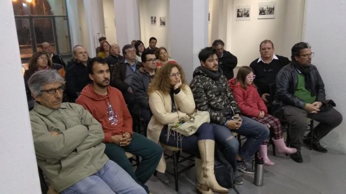 Personas participando de una charla