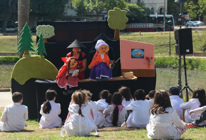 Niños mirando una obra de títeres