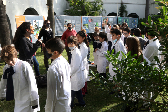 Estudientes visitando el instituto