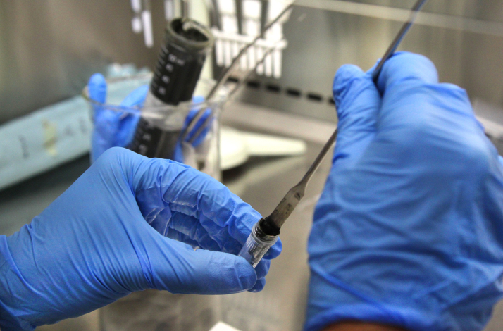 Trabajo en laboratorio con muestras colectadas en la expedición Uruguay Sub 200