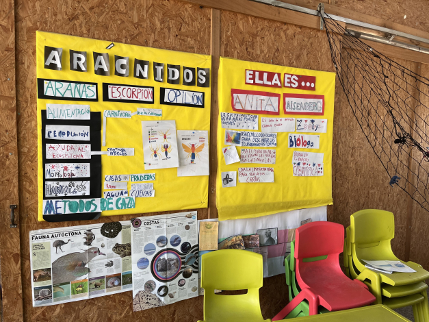 Cartelera de la Escuela 153 de Parque del Plata