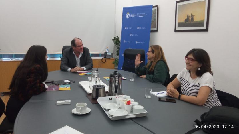 Autoridades en reunión de