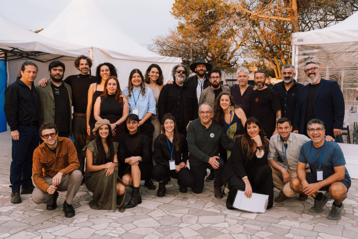 Grupo de personas posando para la foto