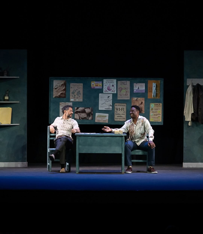 Dos hombres en el escenario 