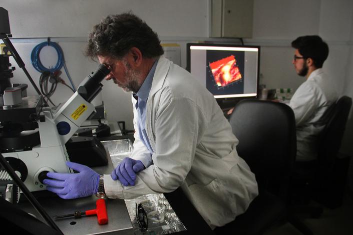 Juan Benech en el microscopio de fuerza atómica del Instituto