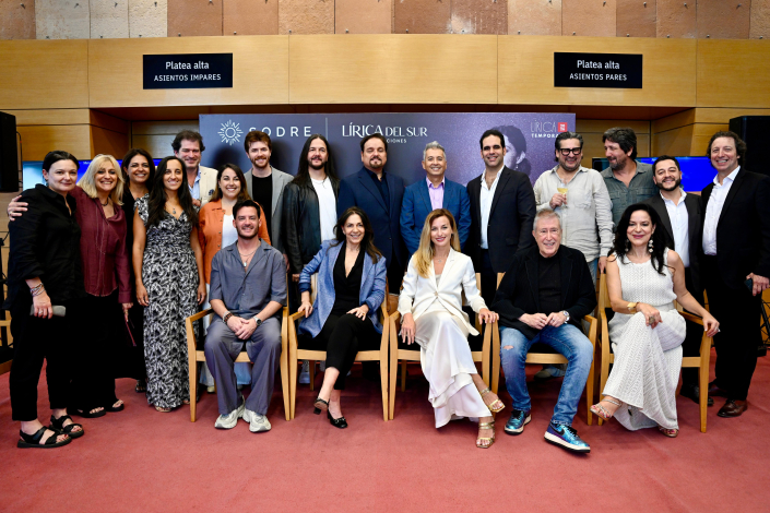 Plano general de todo el elenco junto al consejo directivo del Sodre