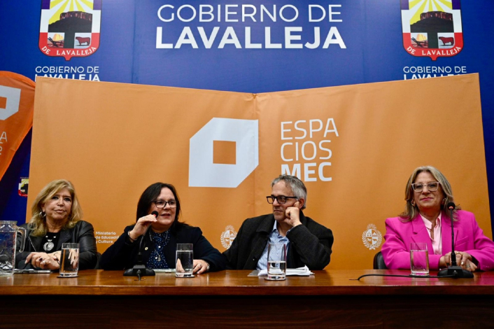 Plano general de mesa con autoridades
