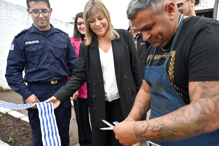 Corte de cinta con autoridades y participantes