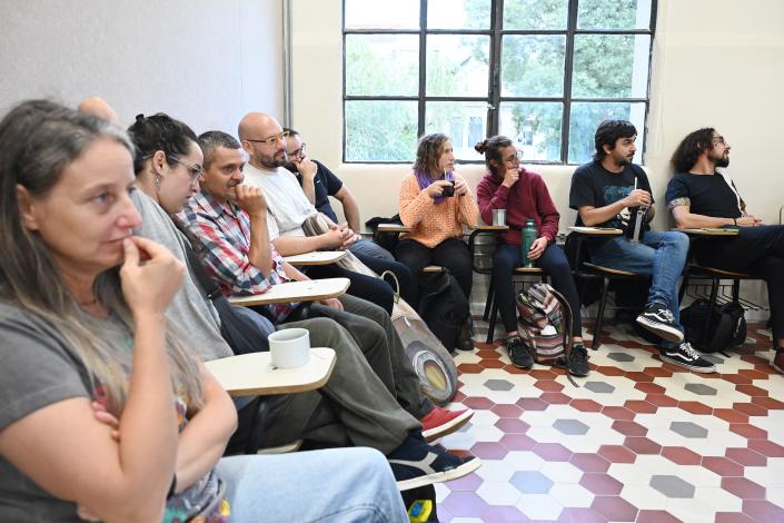 Personas escuchando las palabras de los oradores