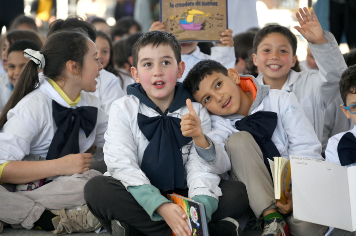 Niños de túnica con libros