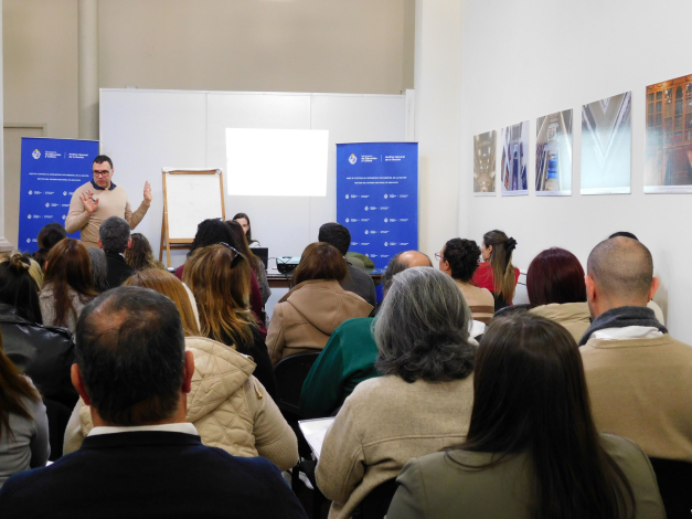 Estudiantes del curso sobre Gestión Documental