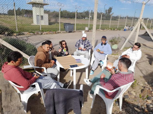 Usuarios alrededor de una mesa