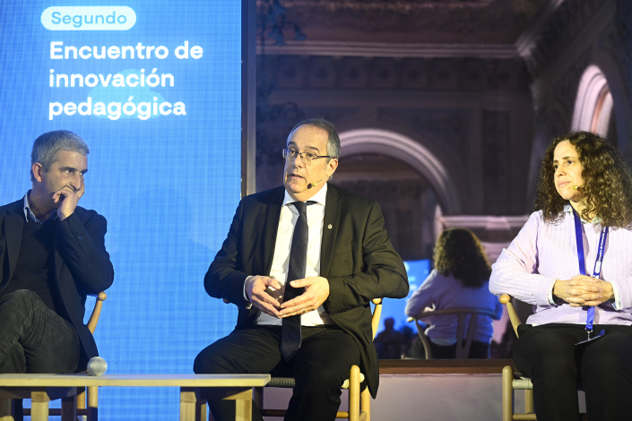 Personas hablando al público en lanzamiento