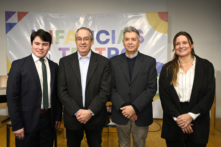 Personas posan para foto