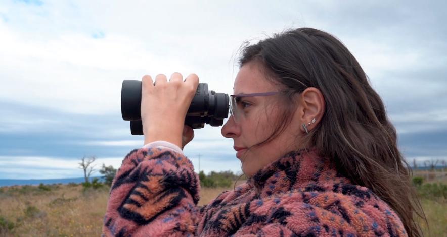 La bióloga maría Eugenia Olivera observando mamíferos marinos en Punta Arenas