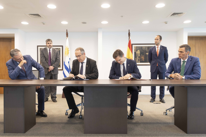 Autoridades firmando un acuerdo 