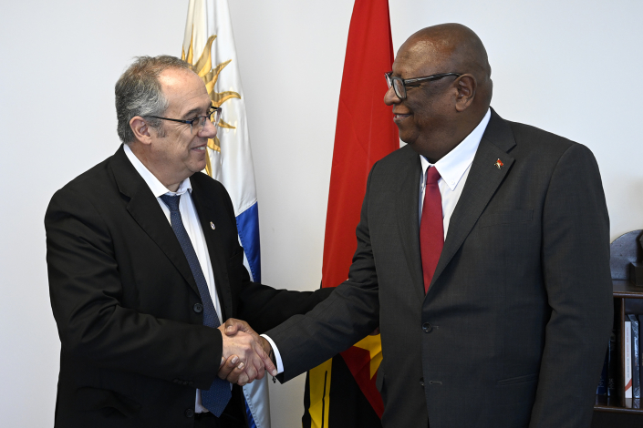 Ministros de Educación de Uruguay y Angola dándose la mano