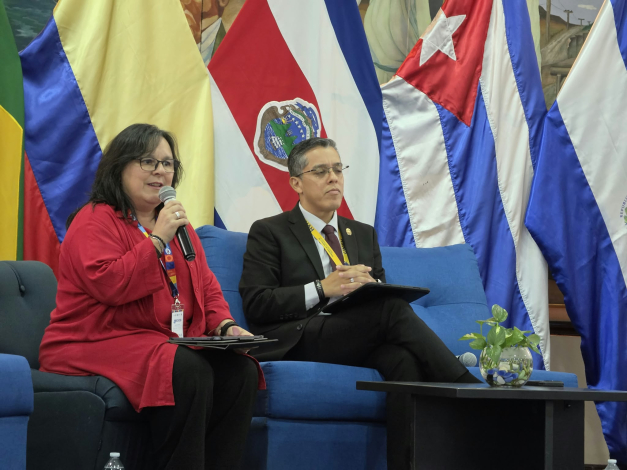 Subsecretaria Gabriela Verde hablando con micrófono en mano