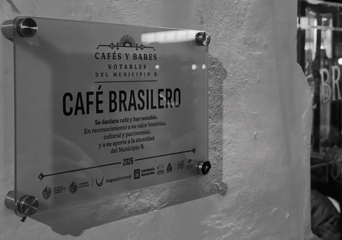 Placa del reconocimiento de café y bar notable al Café Brasilero