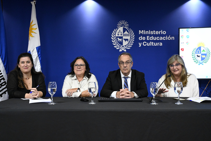 Autoridades en mesa