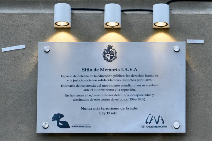 Placa colocada en la entrada del IAVA