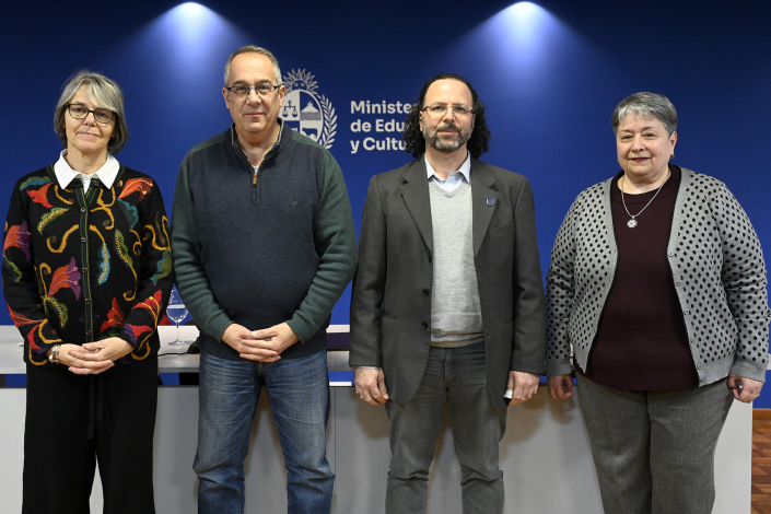 Autoridades posan para foto