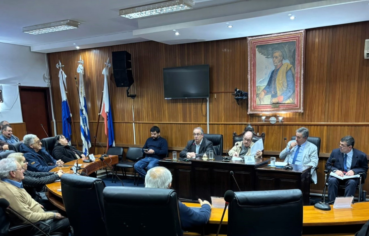 Autoridades en mesa