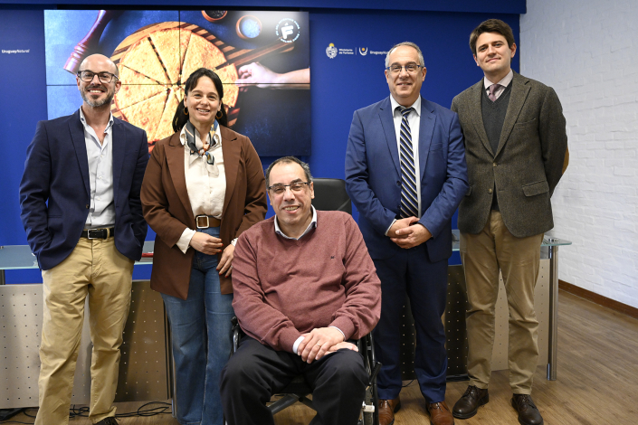 Autoridades posan para foto