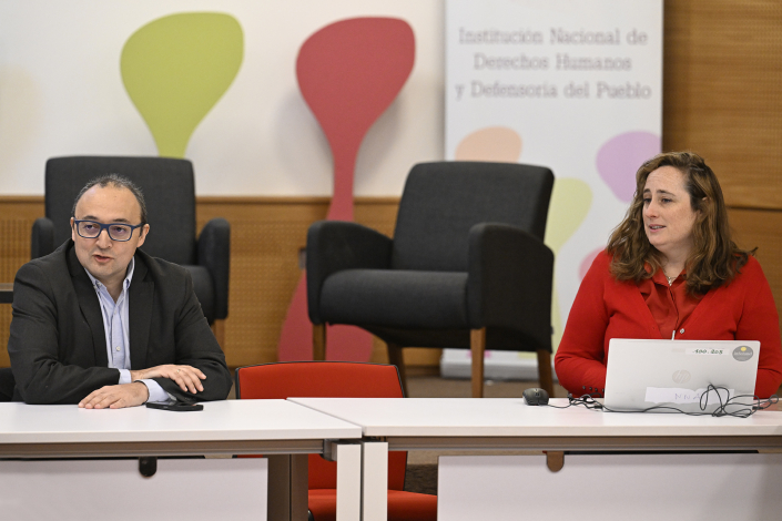 Director general en mesa de reunión