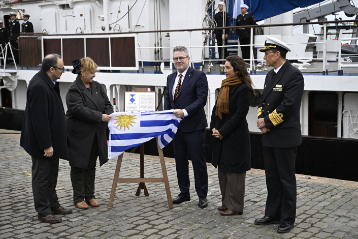 Autoridades descubren placa
