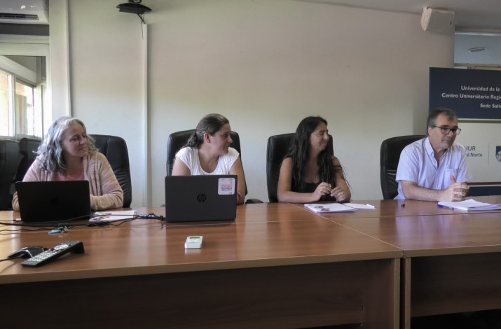 Personas en mesa hablando al público