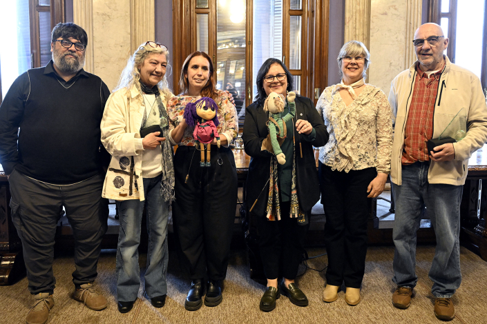 Autoridades y homenajeados posan para foto