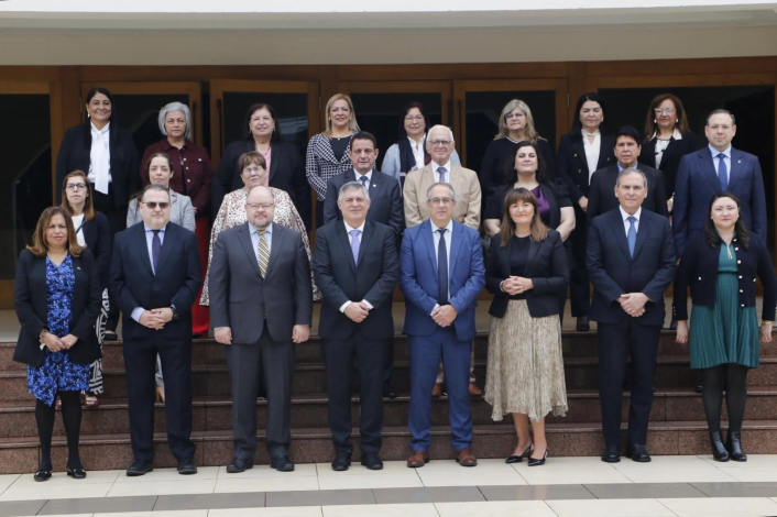 Autoridades posan para foto