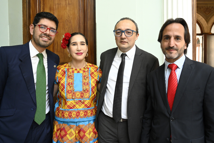 Autoridades posan para foto