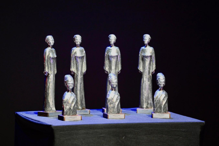 Estatuillas sobre una mesa