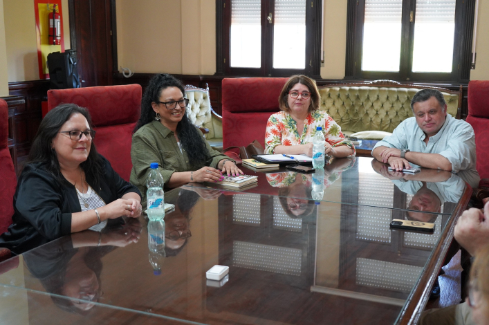 Plano general de personas en reunión.