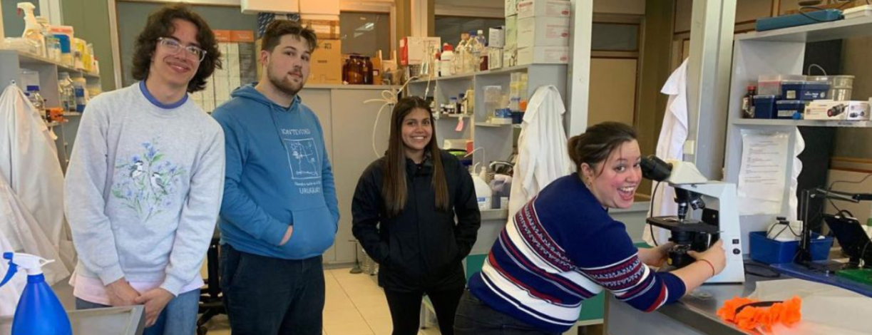 María José González junto a estudiantes en el laboratorio