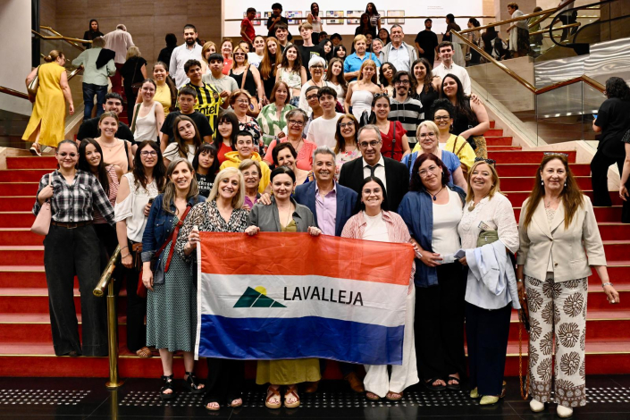 Personas posan para foto.