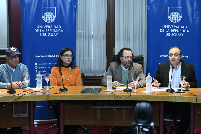 Plano general de personas en mesa