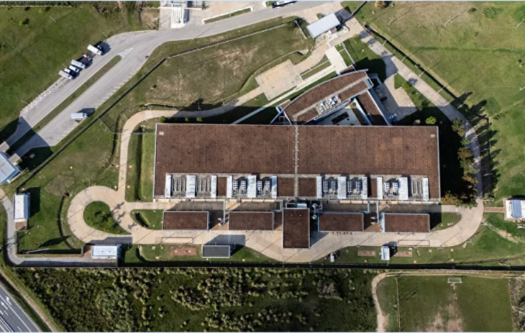 Vista cenital del centro de datos de Antel. Foto de Amenaza Roboto.