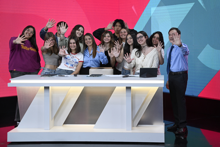 Jóvenes posan para foto en un estudio de televisión.