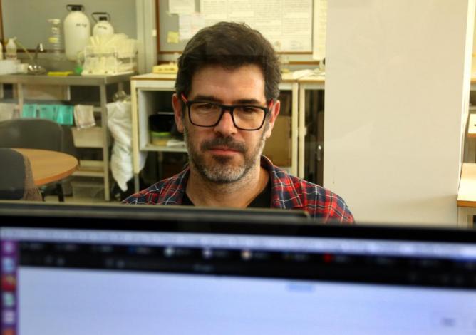 Flavio Pazos en su laboratorio del Instituto Clemente Estable