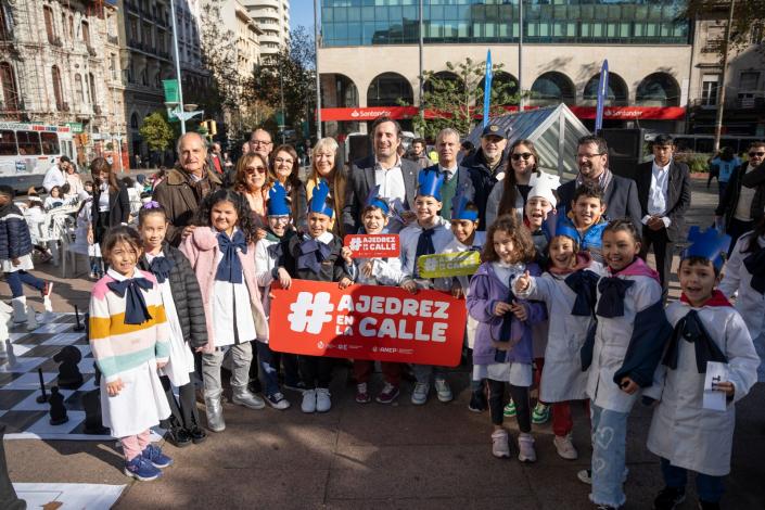 Foto con autoridades y escolares