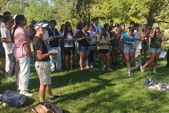 Estudiantes en un espacio verde