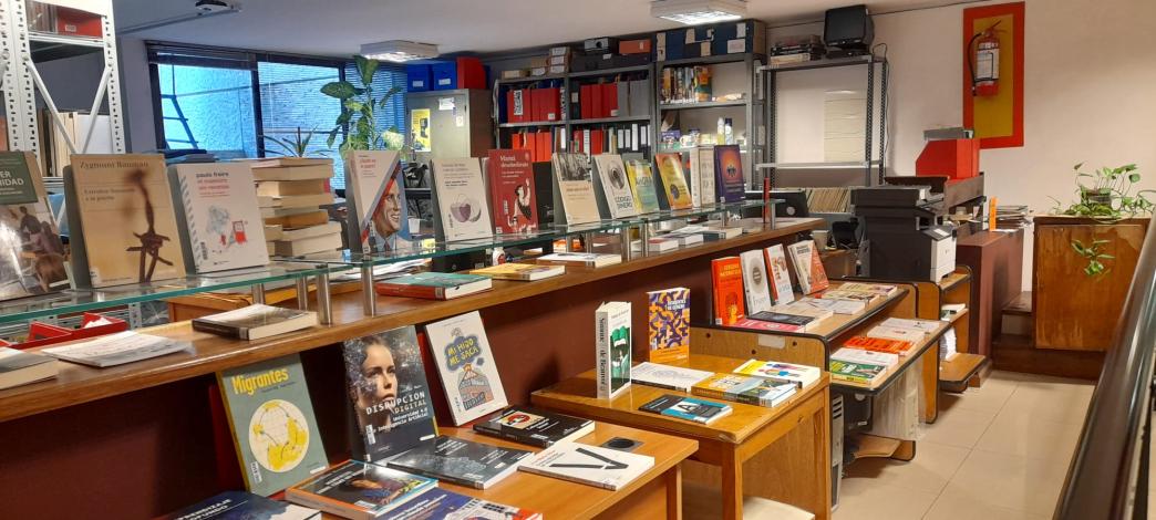 Libros de novedades bibliográficas expuestos en las instalaciones del DDP