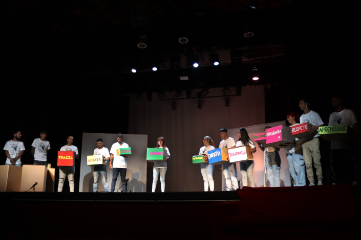 Arte, educación y comunidad: presentación de la obra “Qué quilombo” en Colonia Personas actuando